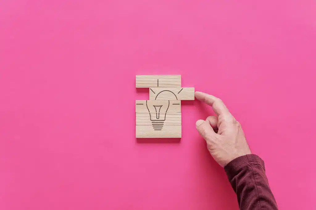 Pink background with wooden idea block ontop